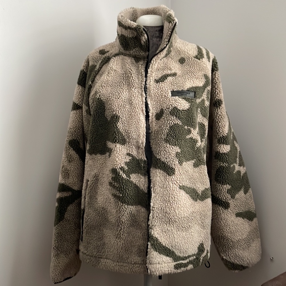 ESSENTIALS CAMO SHERPA ZIP UP